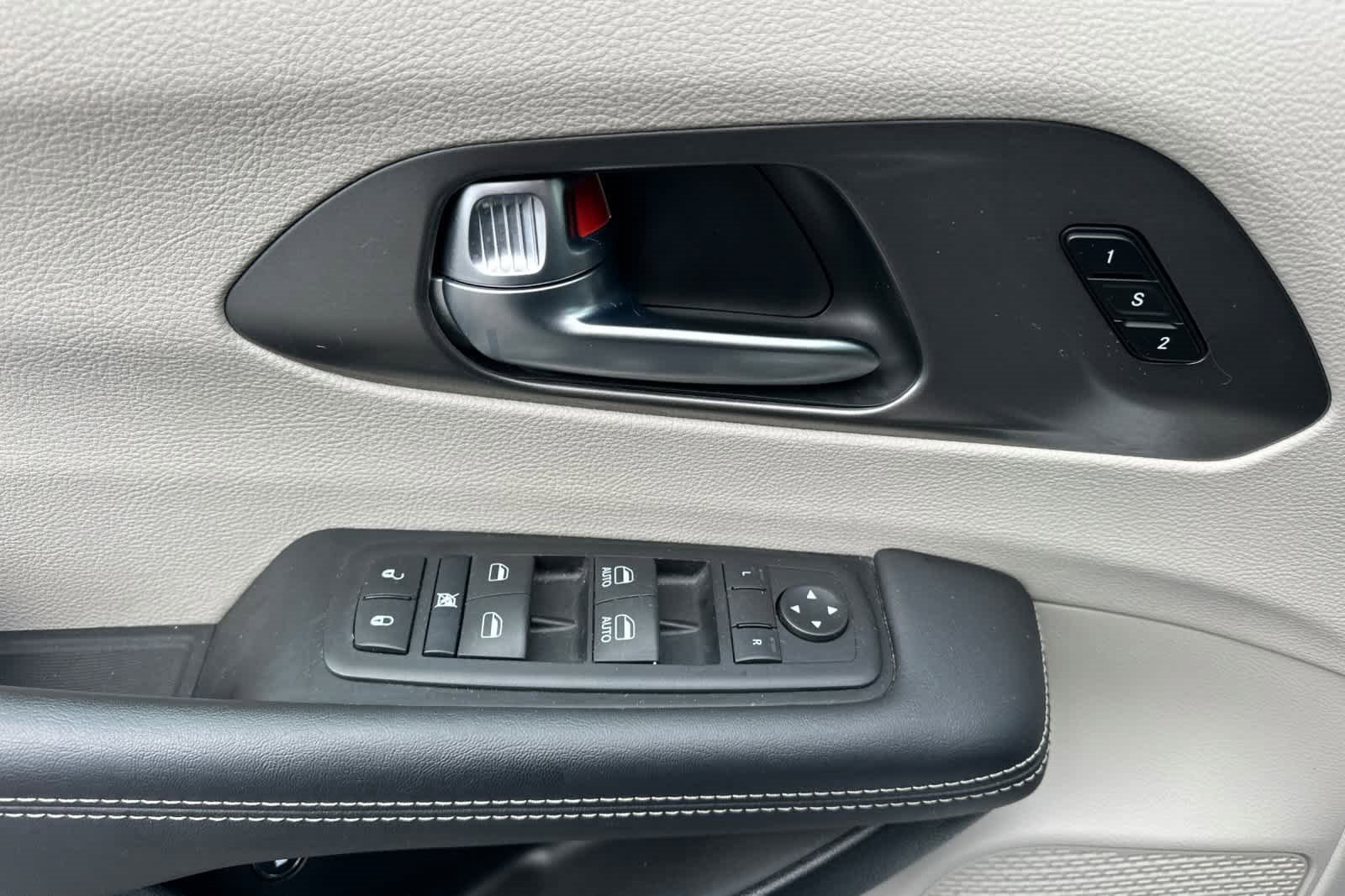 Used 2024 Chrysler Pacifica Select image 13