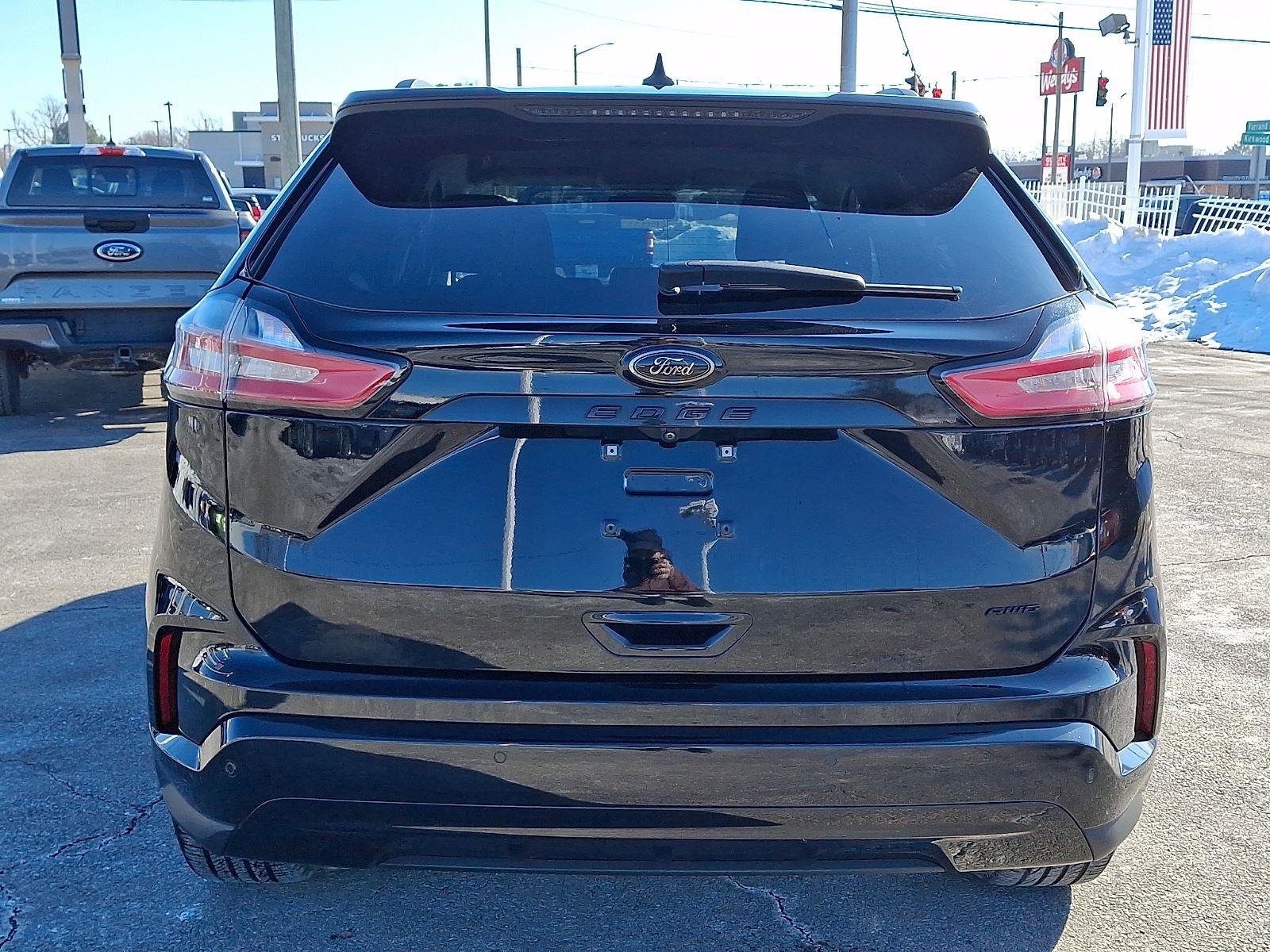 Certified 2023 Ford Edge SE w/ Black Appearance Package image 5