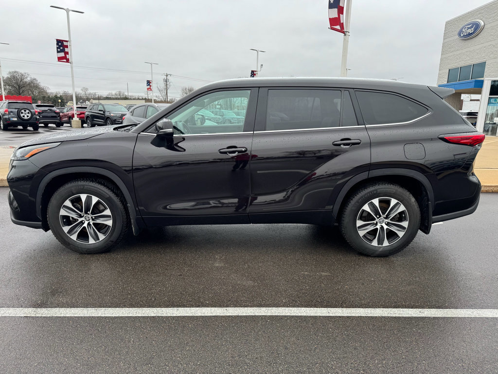 Used 2022 Toyota Highlander XLE AWD/4WD image 2