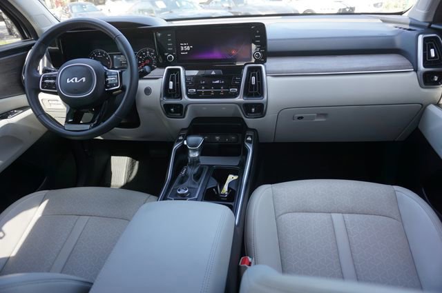 Used 2023 Kia Sorento EX w/ Panoramic Sunroof Package FWD image 11