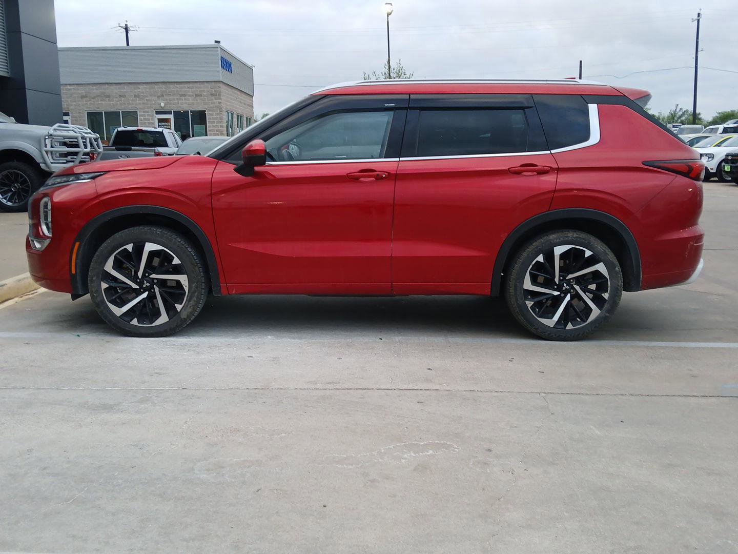 Used 2022 Mitsubishi Outlander SEL image 3