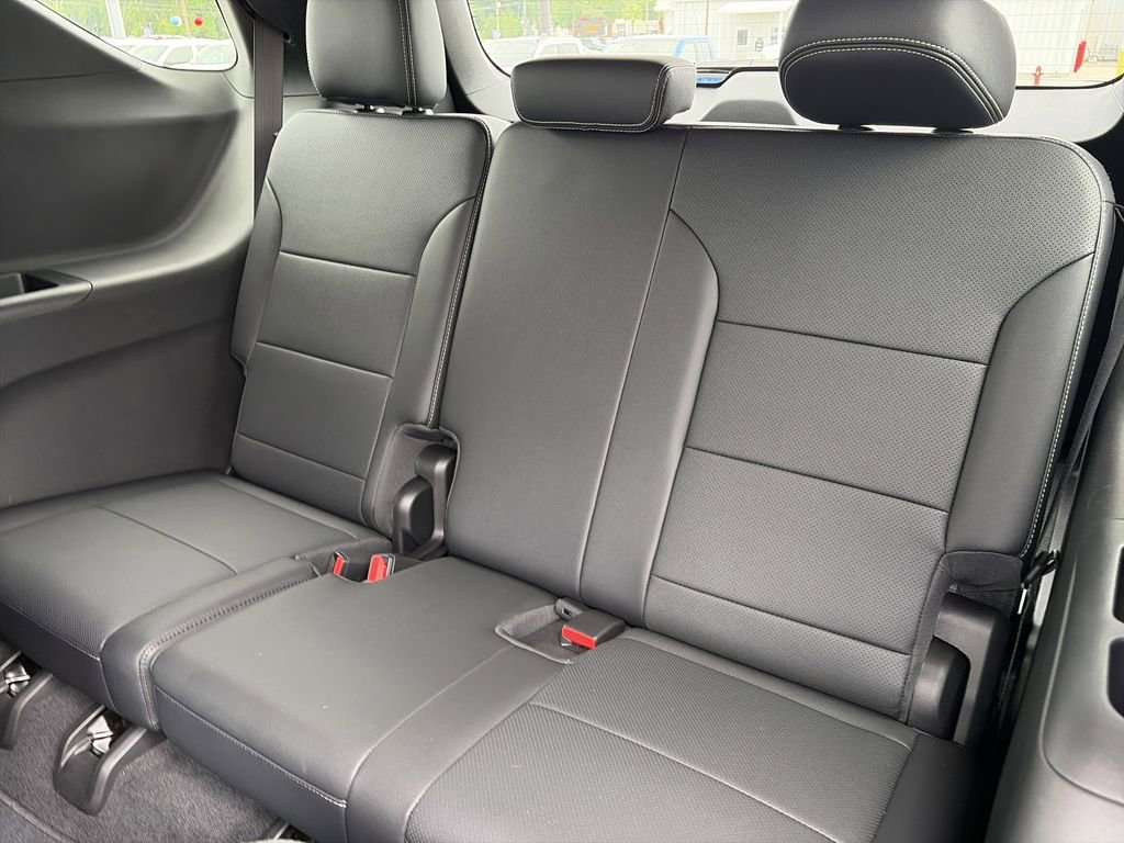 Used 2025 Chevrolet Traverse LT w/ Driver Confidence Package FWD image 32