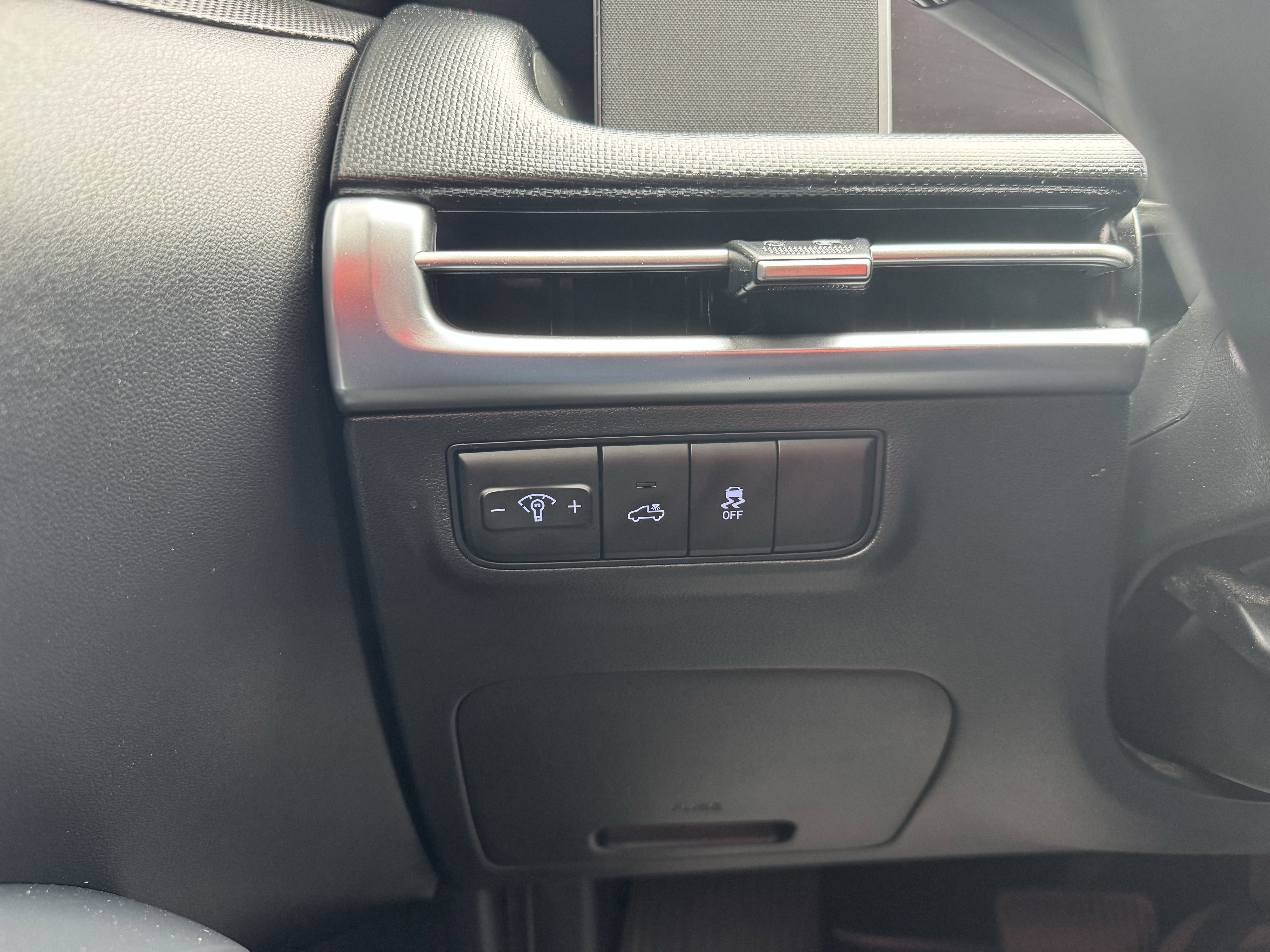 Used 2025 Hyundai Santa Cruz SE FWD image 19