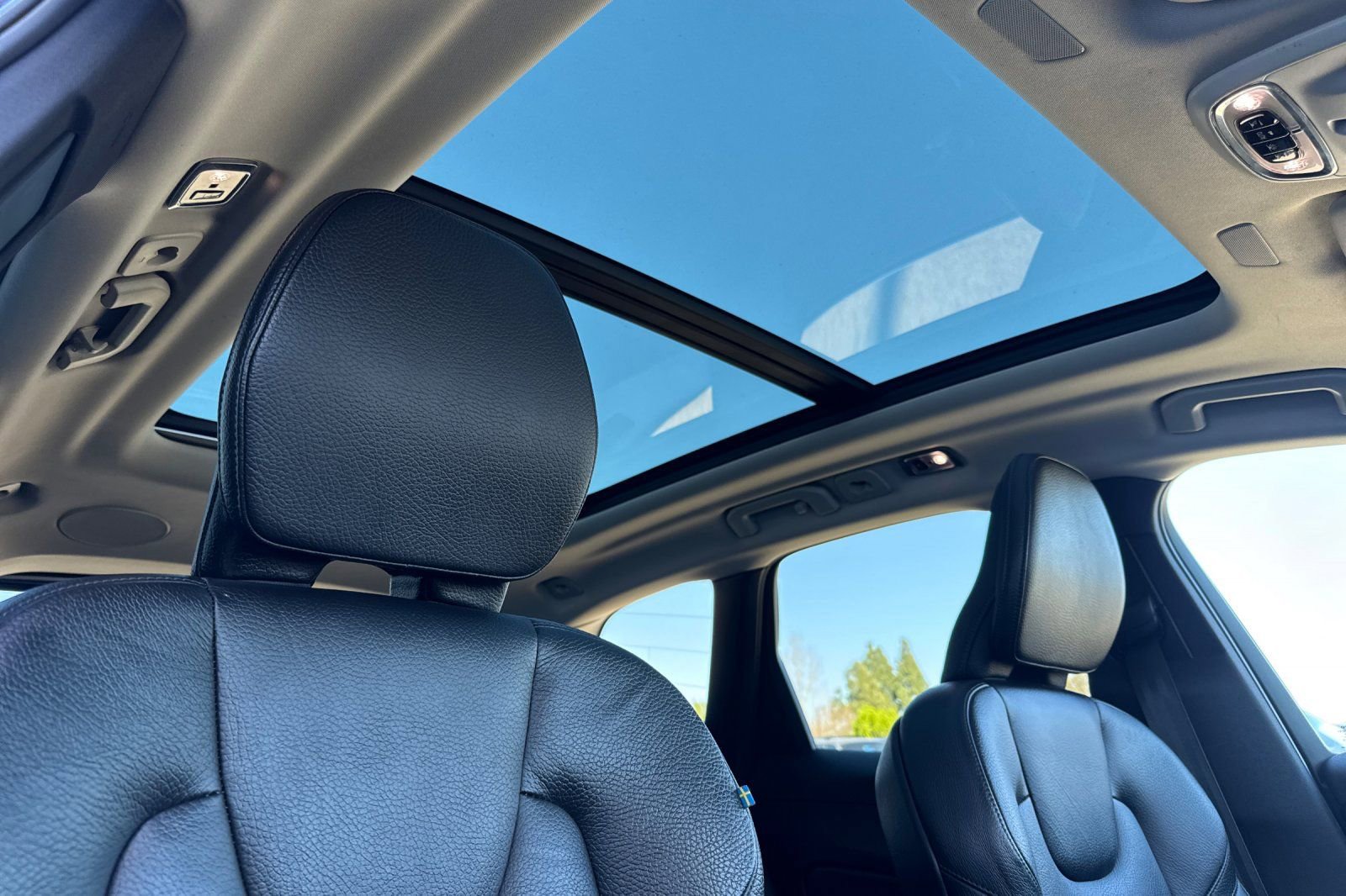 Used 2021 Volvo XC60 T6 Momentum image 18