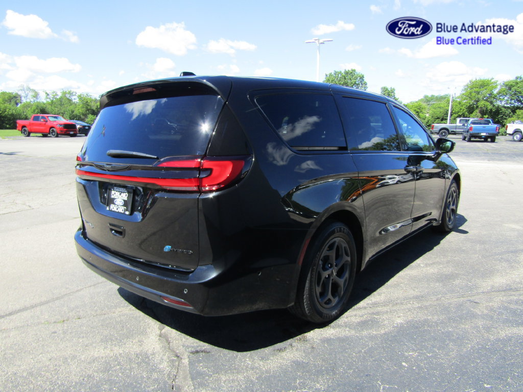 Used 2022 Chrysler Pacifica Limited w/ Uconnect Theater Family Group FWD image 17