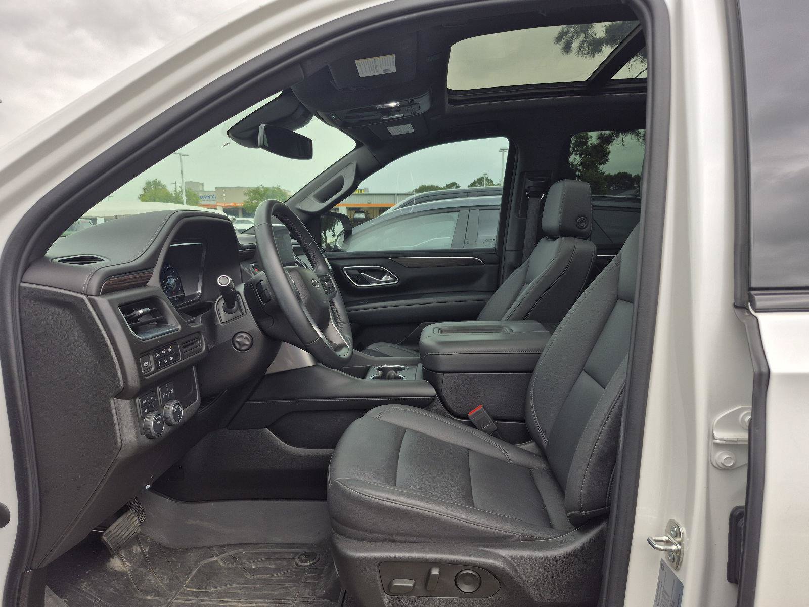 Used 2023 Chevrolet Tahoe Z71 w/ Luxury Package AWD/4WD image 2