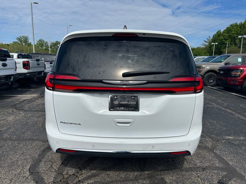 Used 2023 Chrysler Pacifica Touring-L FWD image 7