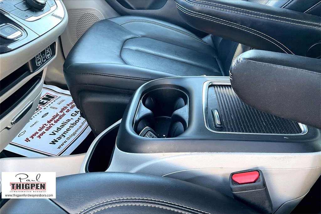 Used 2024 Chrysler Pacifica Touring-L image 14