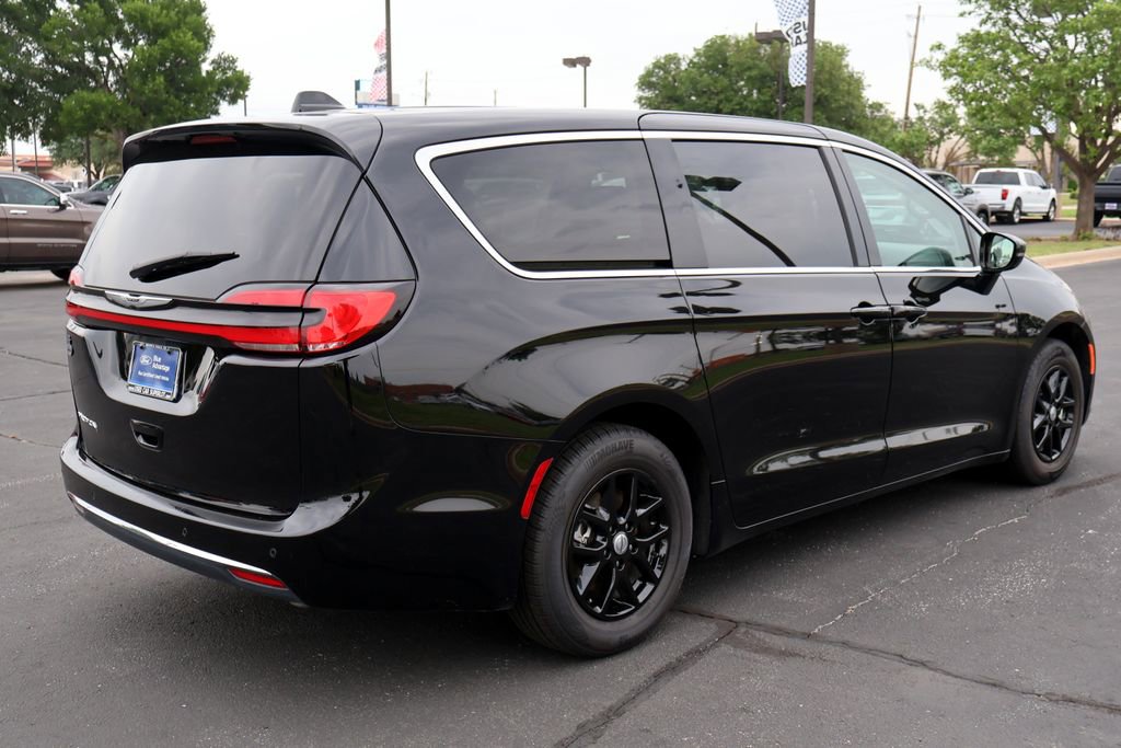 Used 2024 Chrysler Pacifica Touring-L FWD image 13