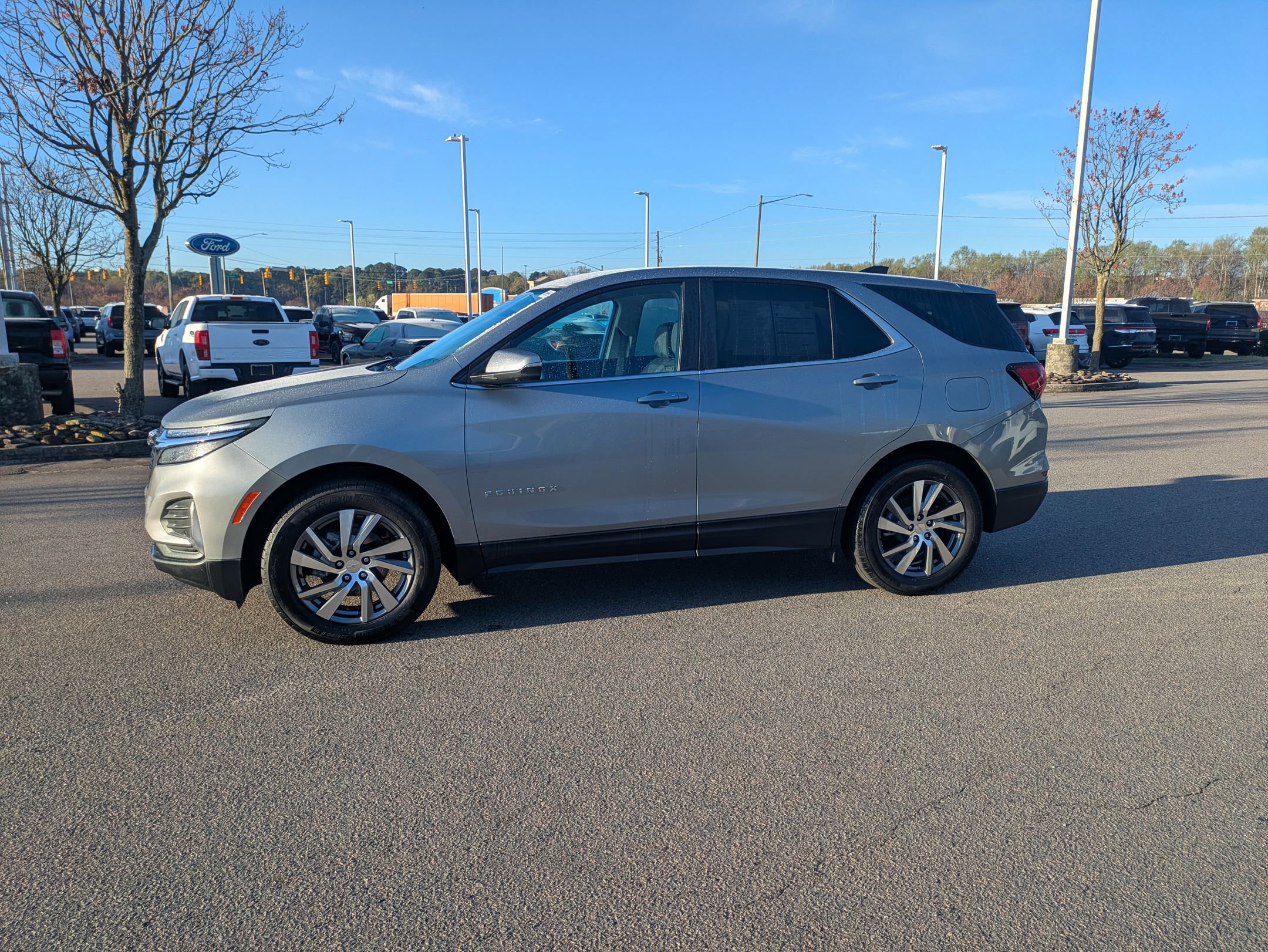 Used 2024 Chevrolet Equinox LT image 2