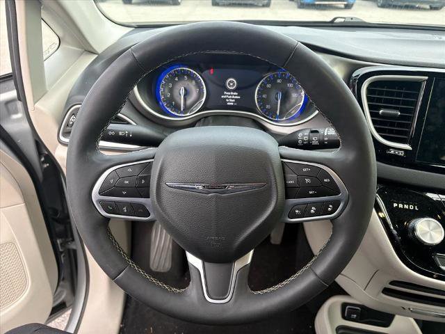 Used 2024 Chrysler Pacifica Touring-L image 11