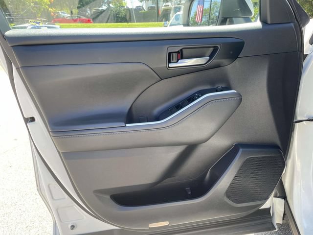 Used 2021 Toyota Highlander XLE AWD/4WD image 19