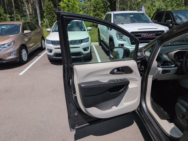 Used 2018 Chrysler Pacifica Touring-L Plus w/ Tire & Wheel Group FWD image 31