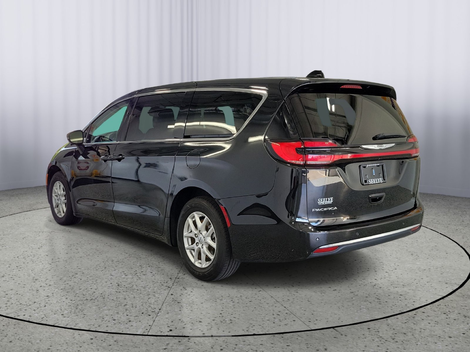 Used 2023 Chrysler Pacifica Touring-L FWD image 3
