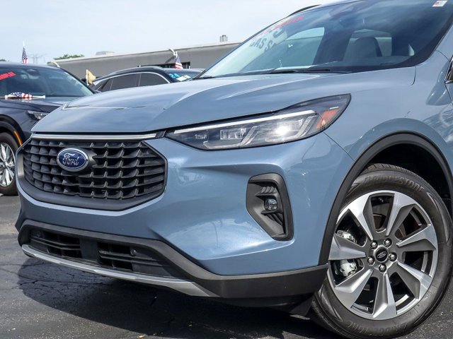 Certified 2025 Ford Escape Platinum w/ Class II Trailer Tow Package AWD/4WD image 3