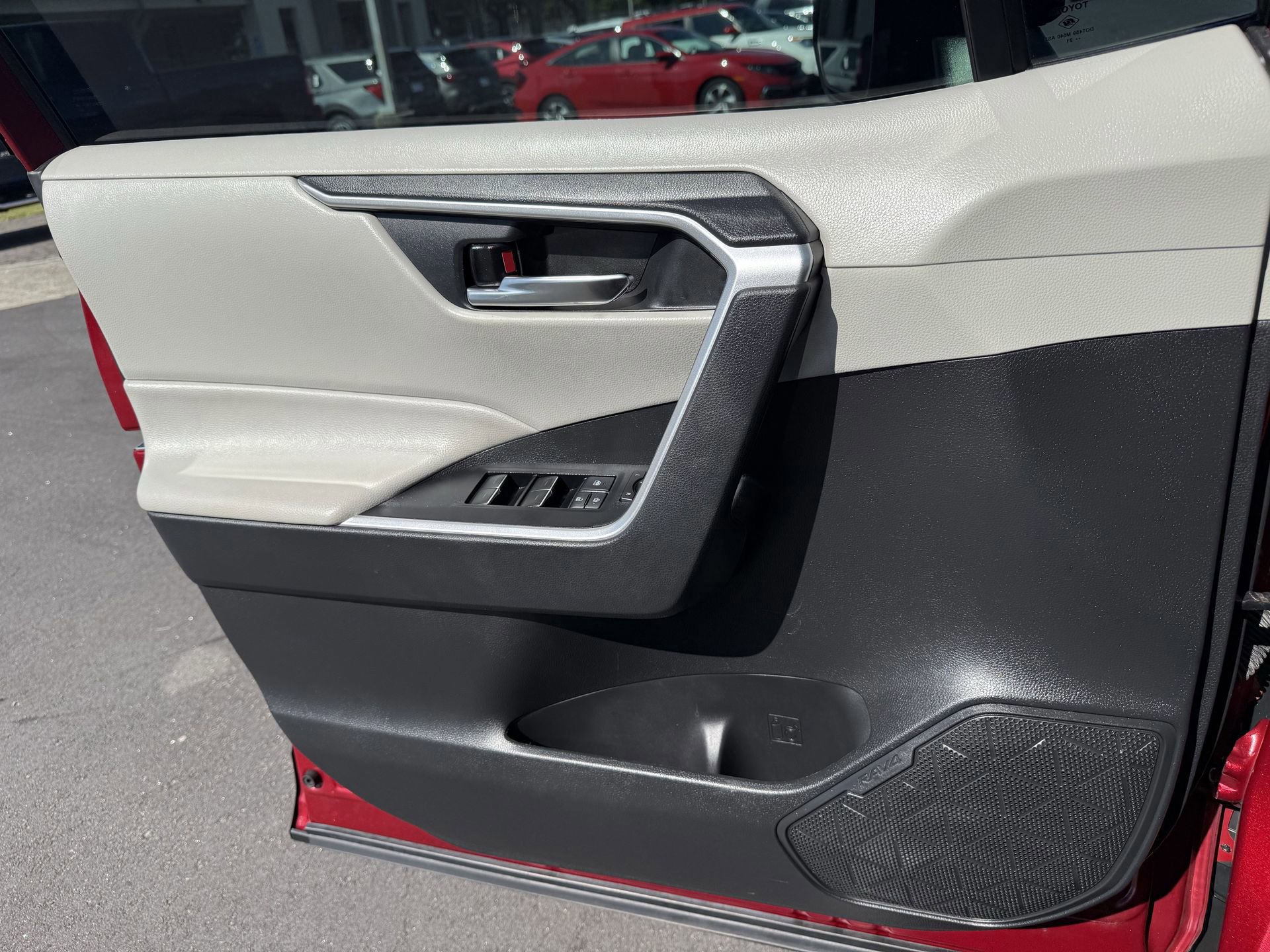 Used 2022 Toyota RAV4 XLE image 26