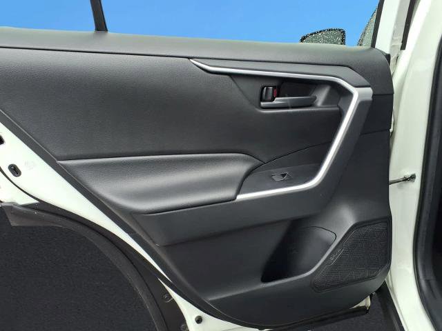Used 2021 Toyota RAV4 LE AWD/4WD image 16