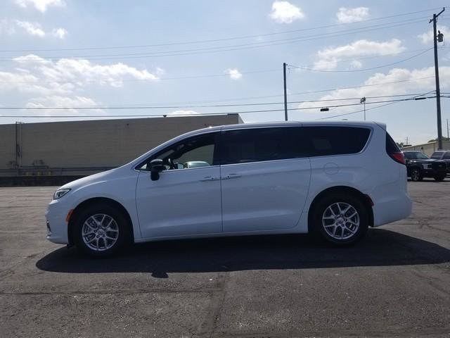 Used 2025 Chrysler Pacifica Select FWD image 9