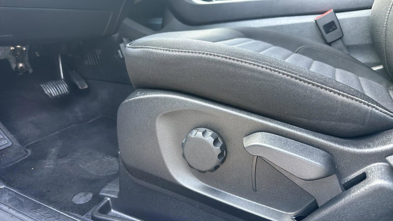 Certified 2024 Ford Edge SE w/ Black Appearance Package image 9