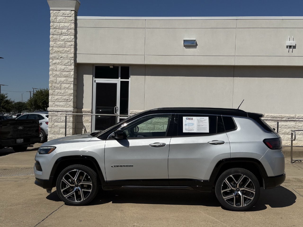 Used 2025 Jeep Compass Limited w/ Elite Group AWD/4WD image 3