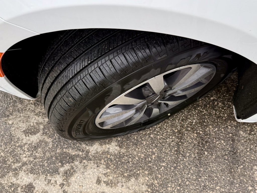 Used 2024 Chrysler Pacifica Select image 29