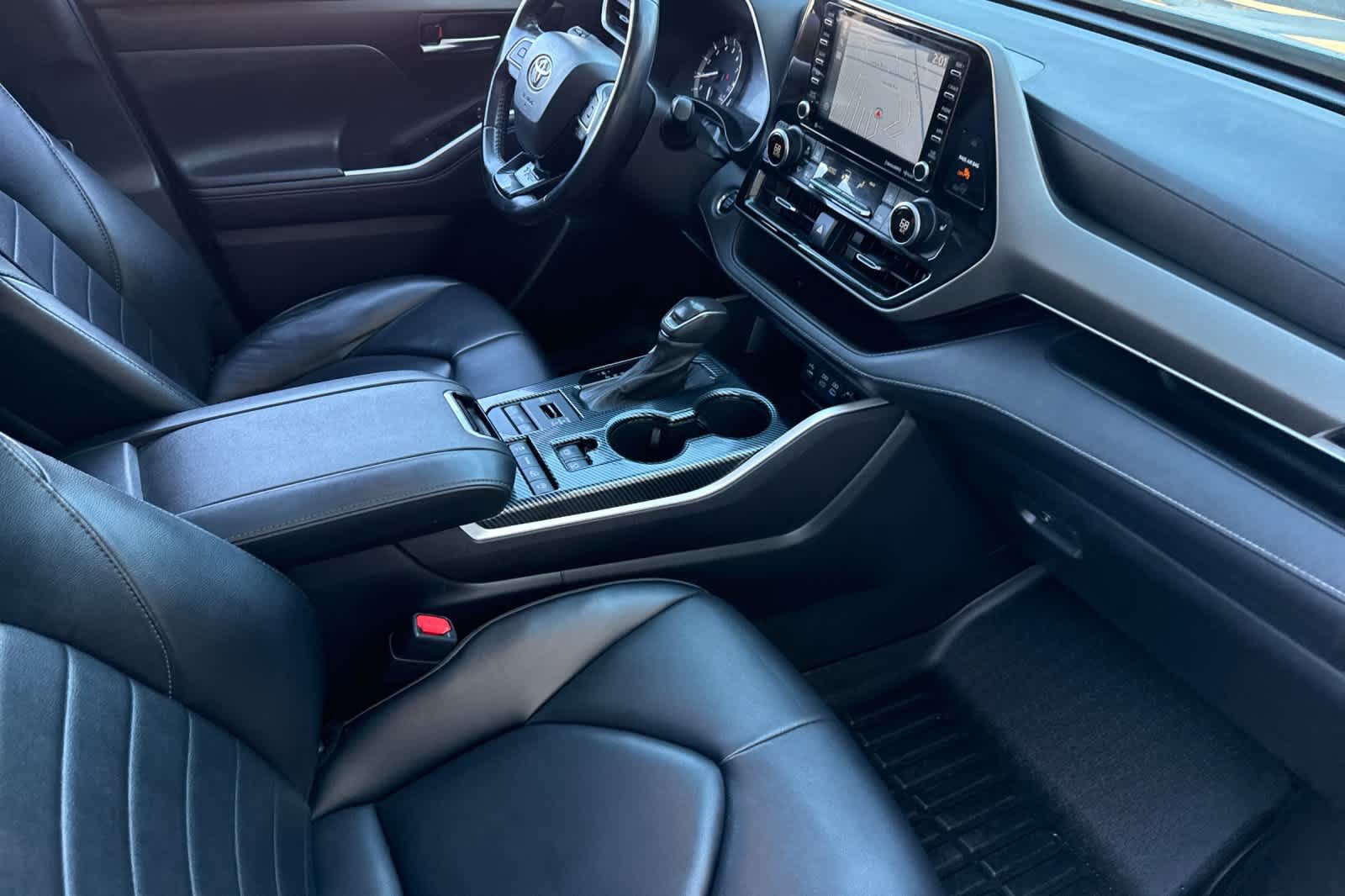 Used 2022 Toyota Highlander XLE AWD/4WD image 13