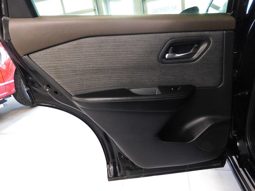 Used 2023 Nissan Rogue SV FWD image 28
