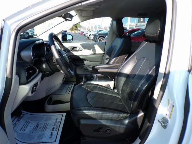 Used 2024 Chrysler Pacifica Touring-L FWD image 16