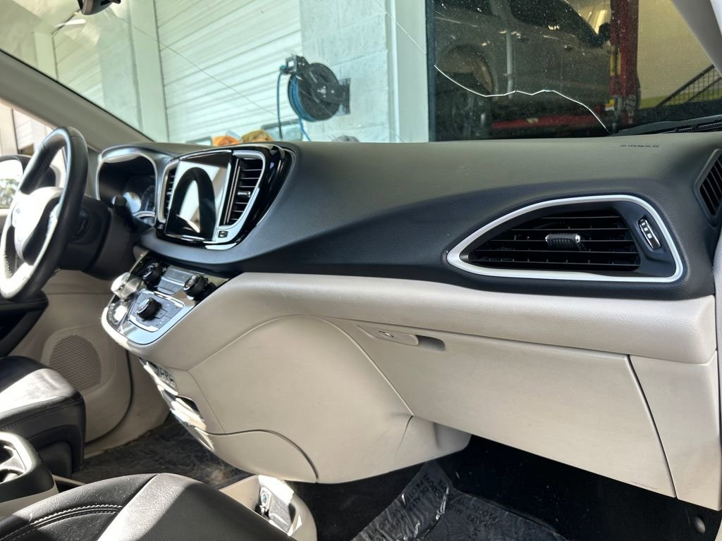 Used 2023 Chrysler Pacifica Touring-L image 16