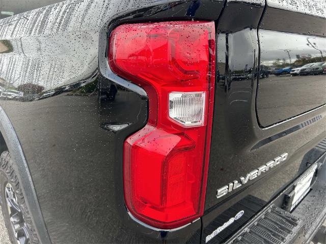 Used 2025 Chevrolet Silverado 1500 ZR2 w/ Technology Package image 11