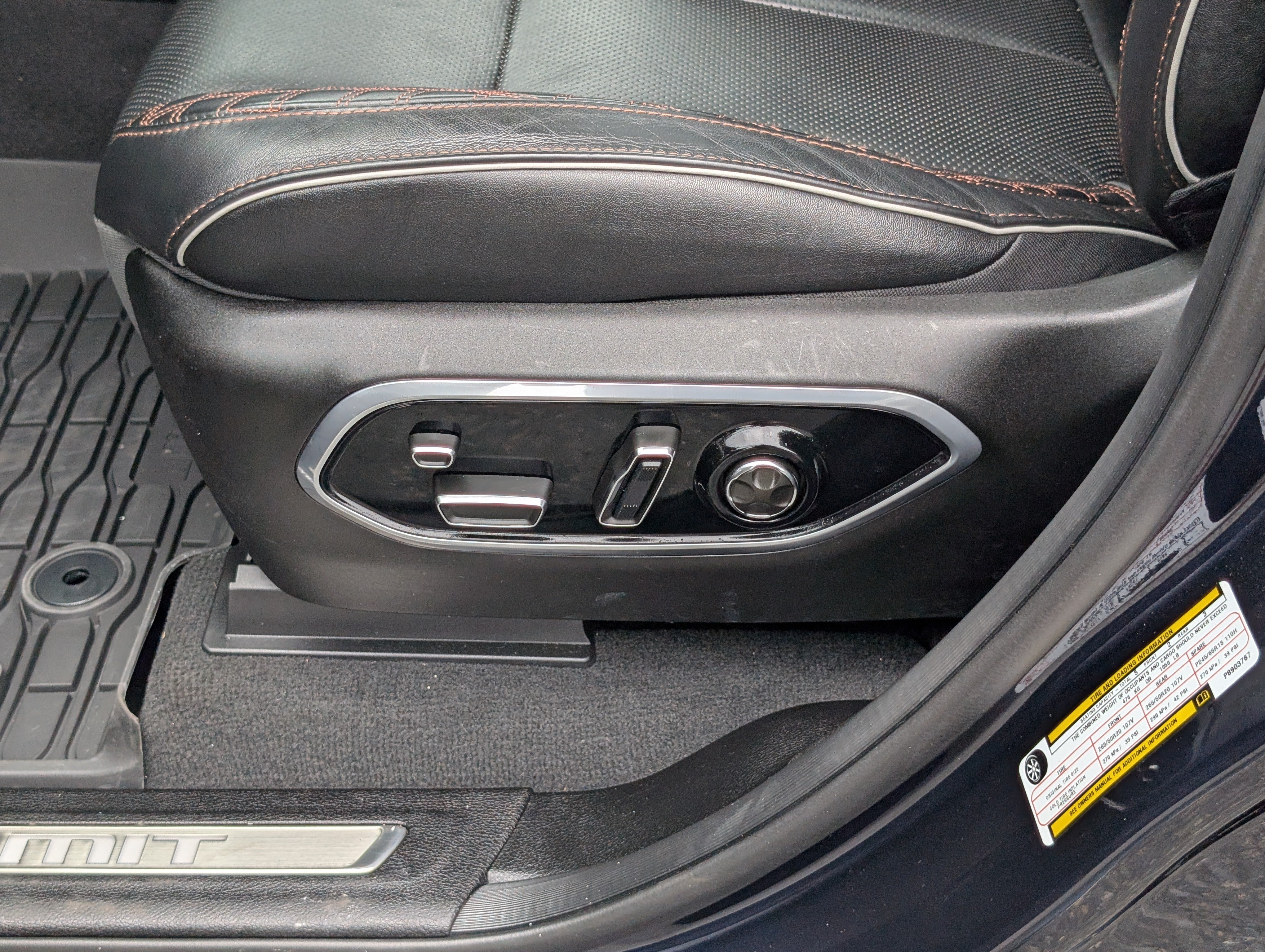 Used 2023 Jeep Grand Cherokee Summit w/ Advanced Protech Group IV AWD/4WD image 22