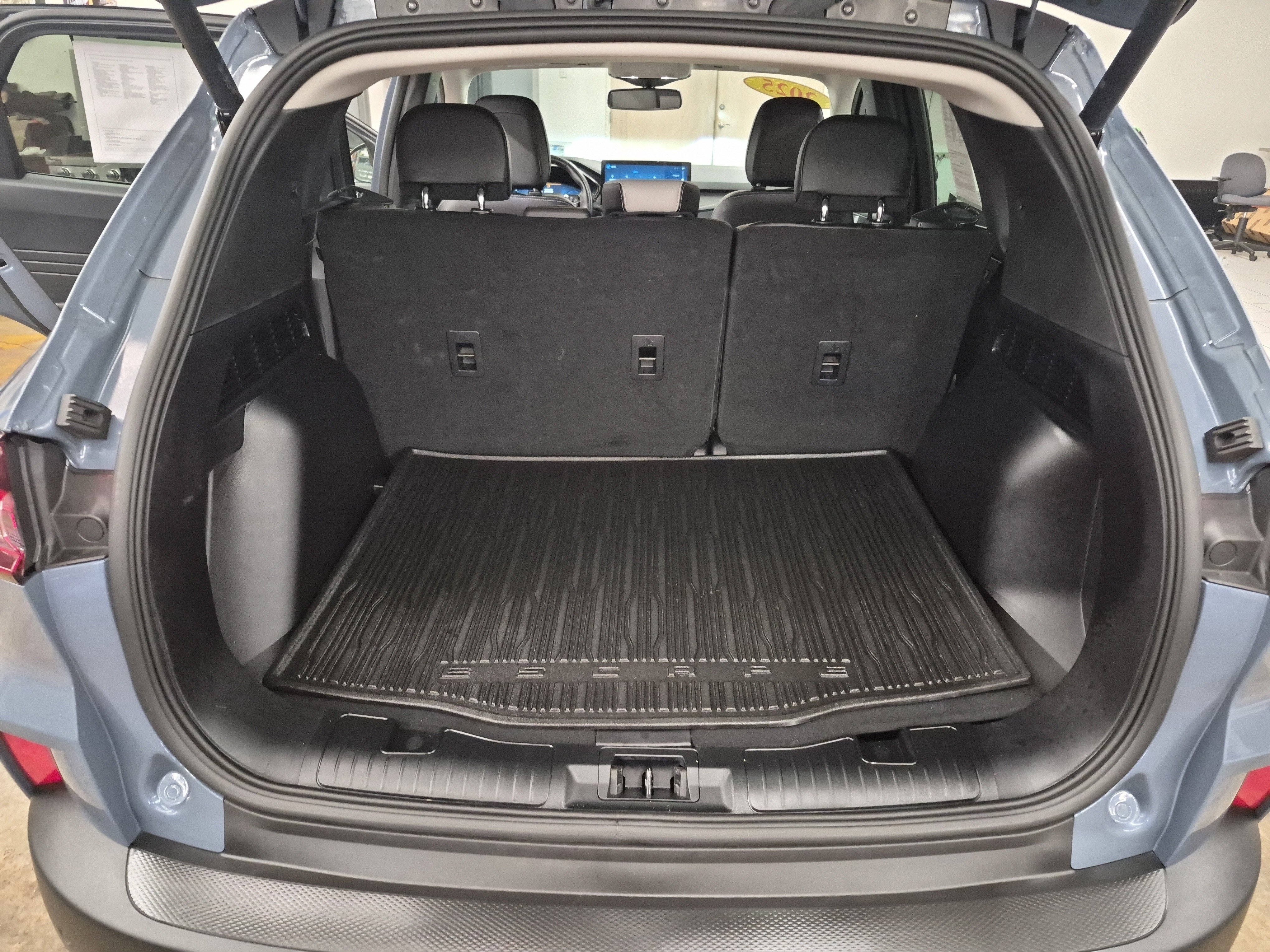 Certified 2025 Ford Escape SE w/ PHEV Premium Package image 17