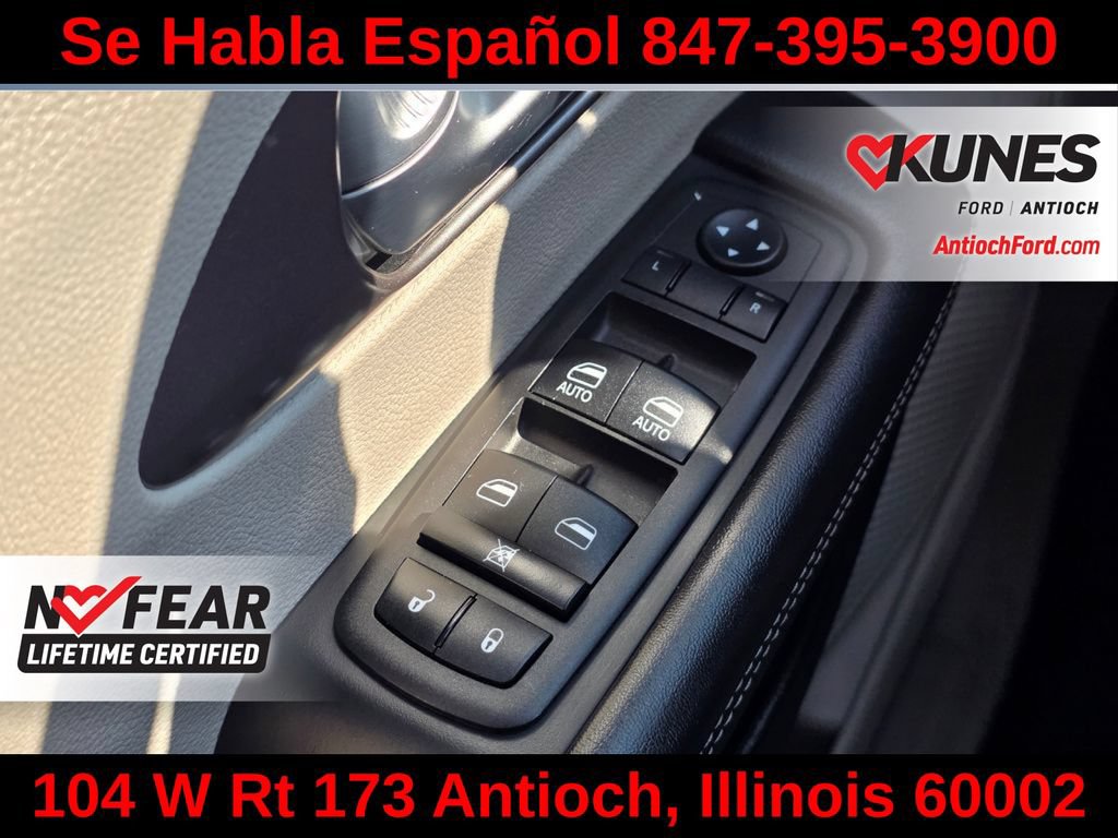 Used 2023 Chrysler Pacifica Touring-L FWD image 37