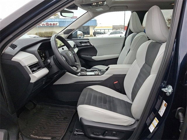 Used 2025 Mitsubishi Outlander SE image 14