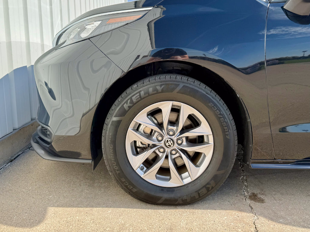Used 2025 Toyota Sienna LE FWD image 37