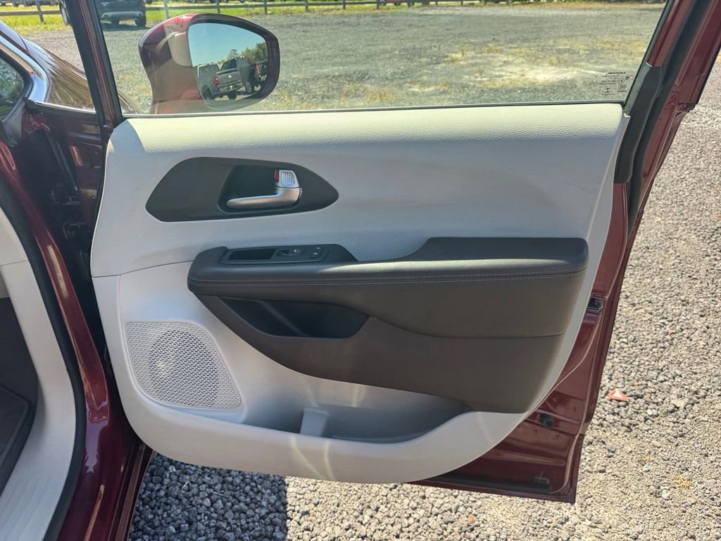 Used 2020 Chrysler Pacifica Touring w/ Advanced Safetytec Group FWD image 22