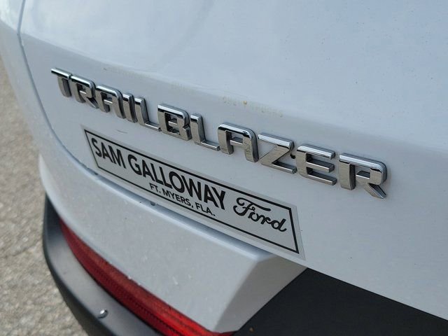 Used 2022 Chevrolet TrailBlazer LT w/ Confidence II Package FWD image 10