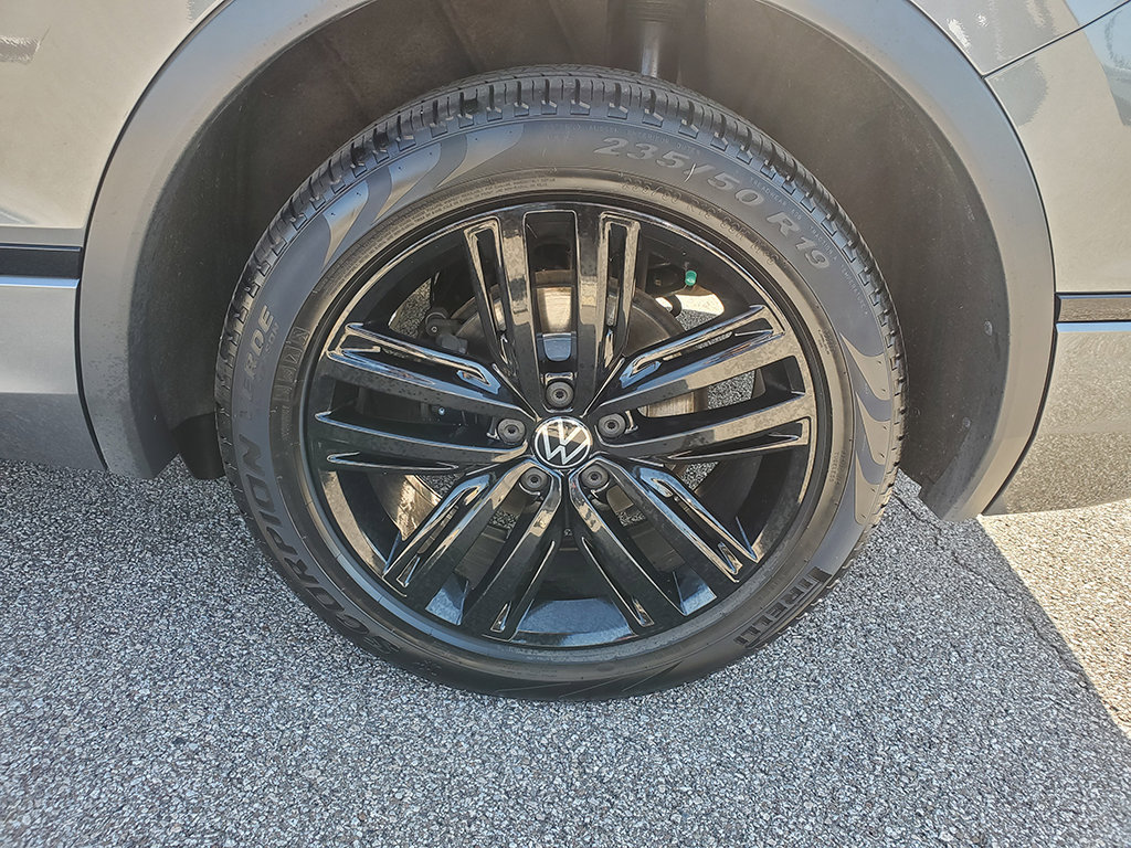 Used 2022 Volkswagen Tiguan SE R-Line AWD/4WD image 17