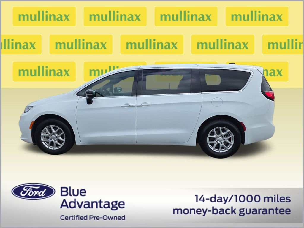 Used 2025 Chrysler Pacifica Select FWD image 13