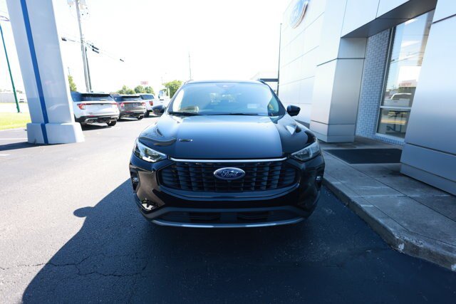 Certified 2025 Ford Escape Platinum w/ Premium Technology Package AWD/4WD image 2