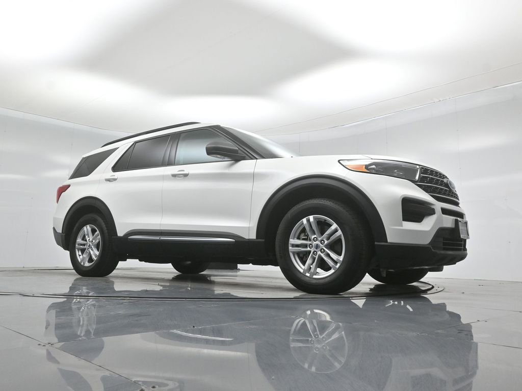 Certified 2023 Ford Explorer XLT RWD image 3