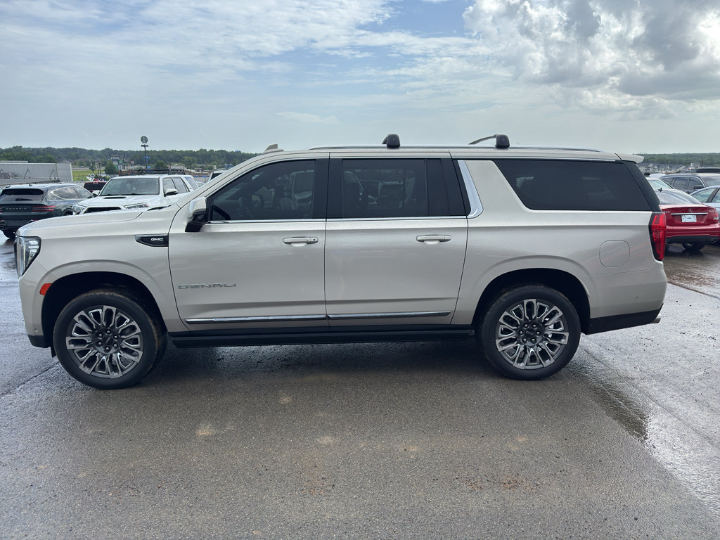 Used 2023 GMC Yukon XL Denali Ultimate AWD/4WD image 8