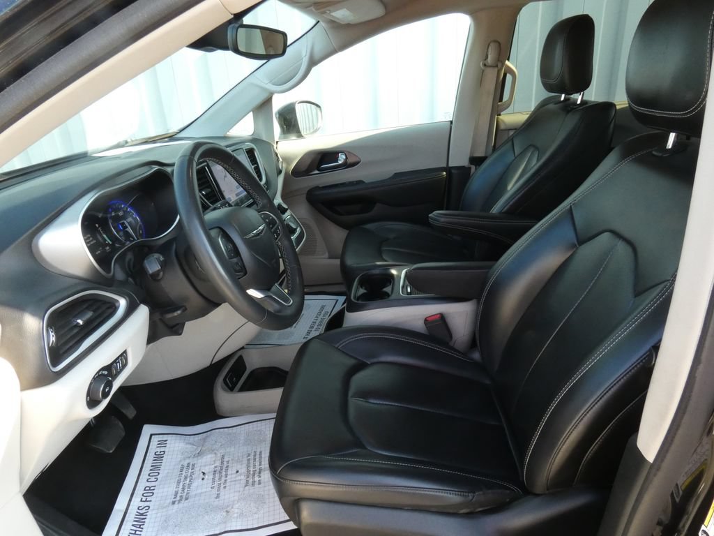 Used 2023 Chrysler Pacifica Touring-L FWD image 10
