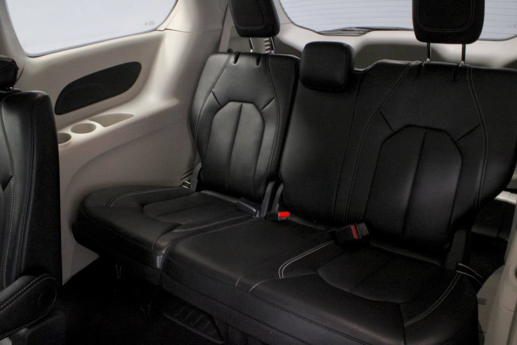 Used 2024 Chrysler Pacifica Touring-L FWD image 22