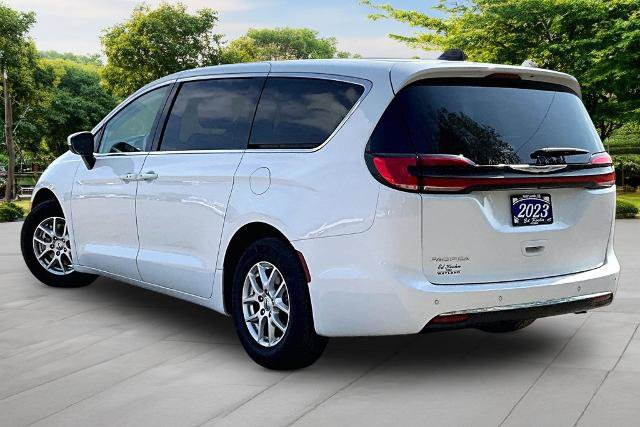 Used 2023 Chrysler Pacifica Touring-L FWD image 2