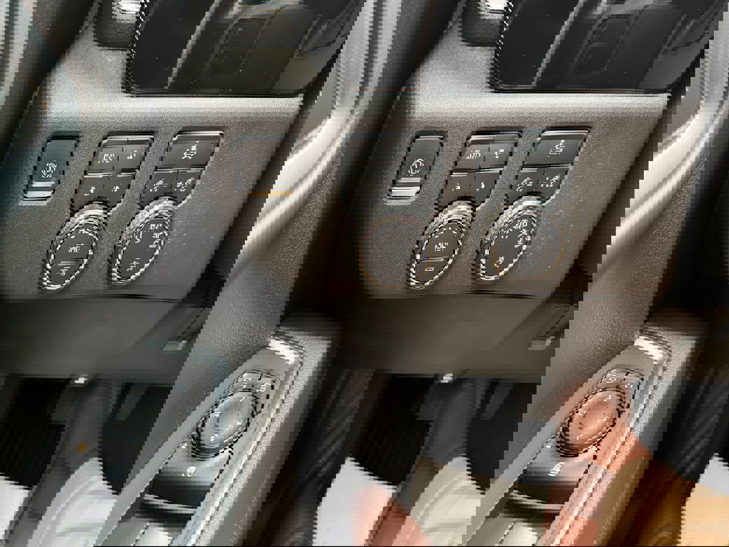 Used 2022 Chevrolet Silverado 1500 LT w/ Z71 Off-Road Package image 24