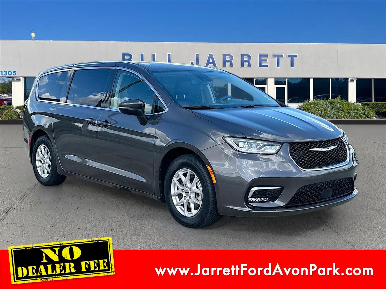 Used 2023 Chrysler Pacifica Touring-L image 7