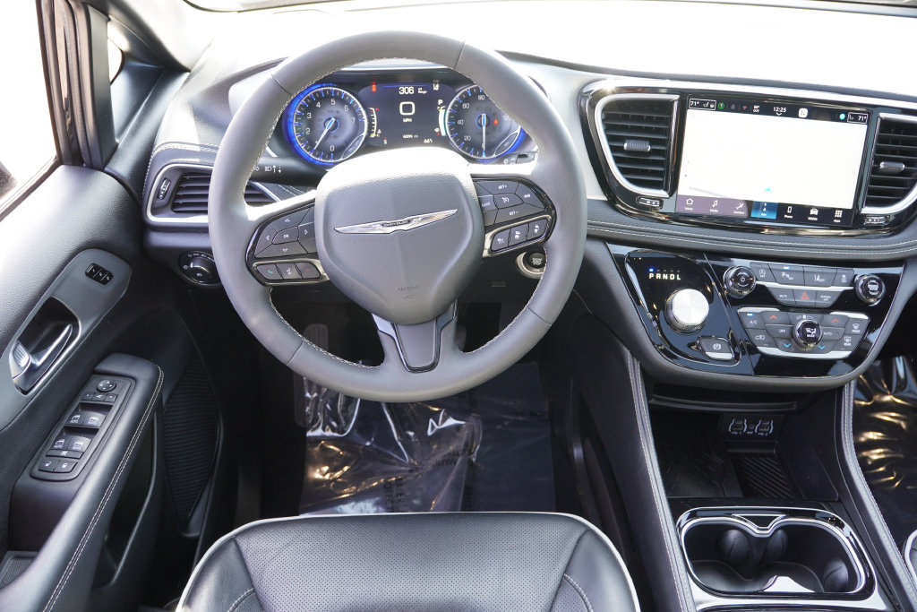 Used 2025 Chrysler Pacifica Limited FWD image 18
