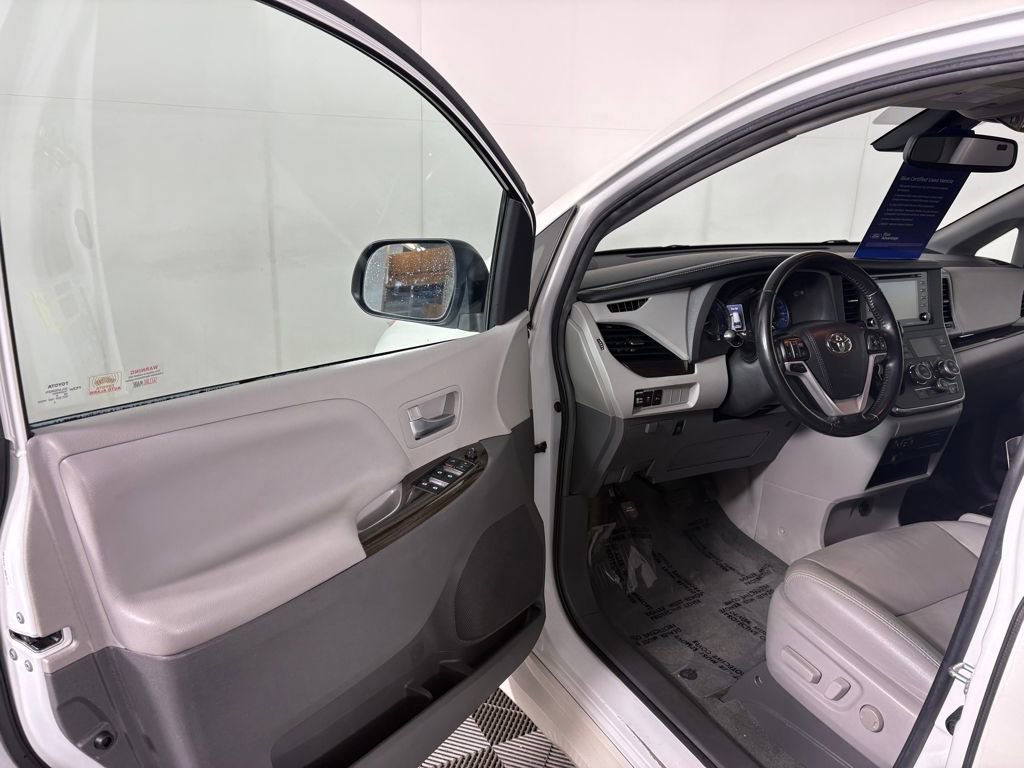 Used 2018 Toyota Sienna XLE w/ XLE Navigation Package image 12