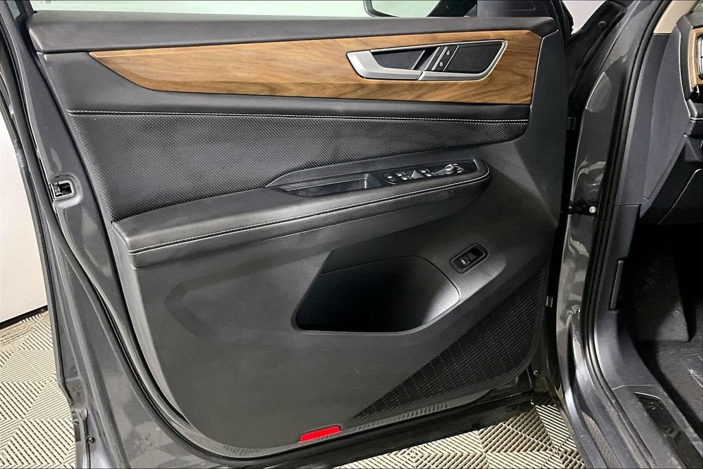 Used 2025 Volkswagen Atlas SE FWD image 18